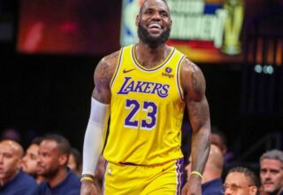 Los Angeles Lakers Re-Sign LeBron James