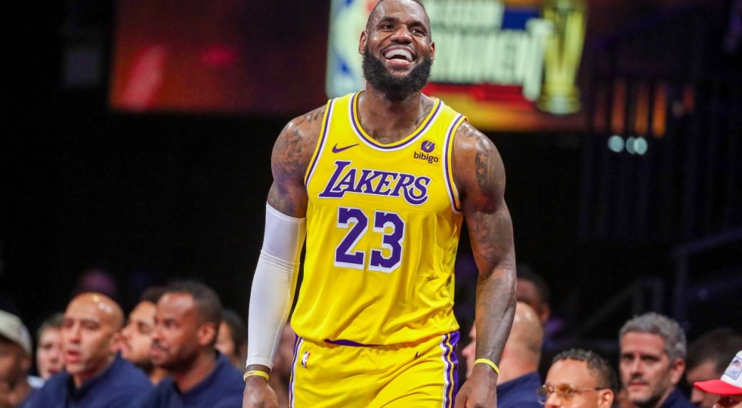 Los Angeles Lakers Re-Sign LeBron James